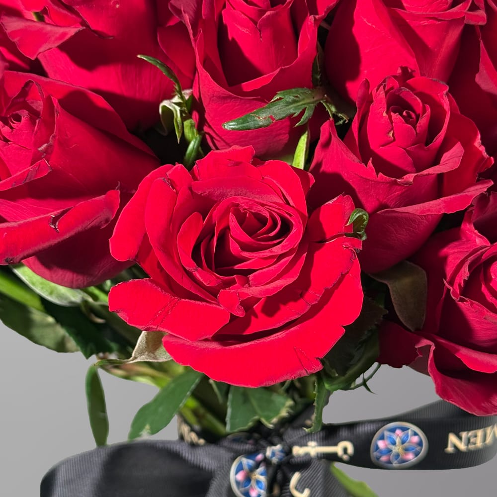 The Devoted Whisper | 30 Roses - Image 4