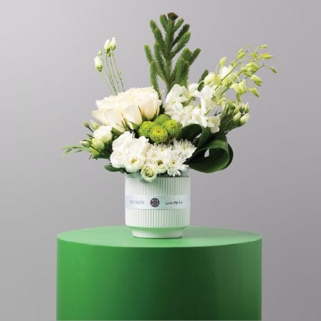 Fresh flower vase with orchids and white roses for Saudi National Day from Blumen